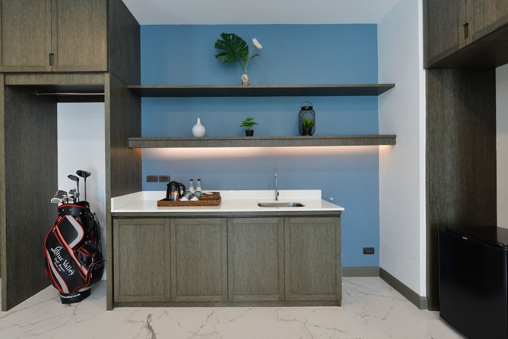 Suite - Photo 12