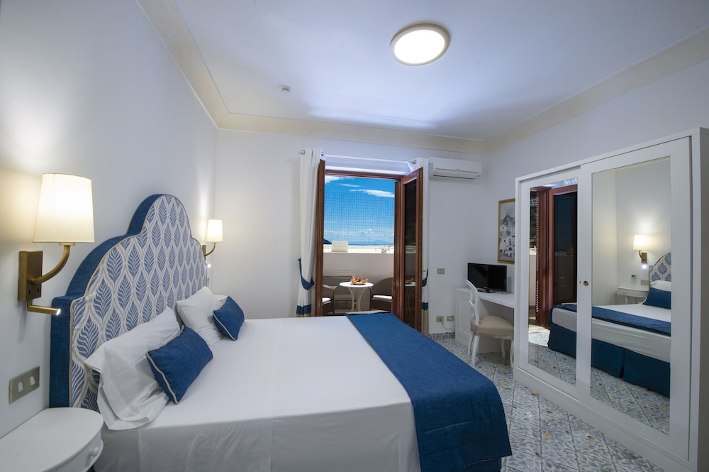 Standard Double Room, Sea View (French Balcony) photo 2