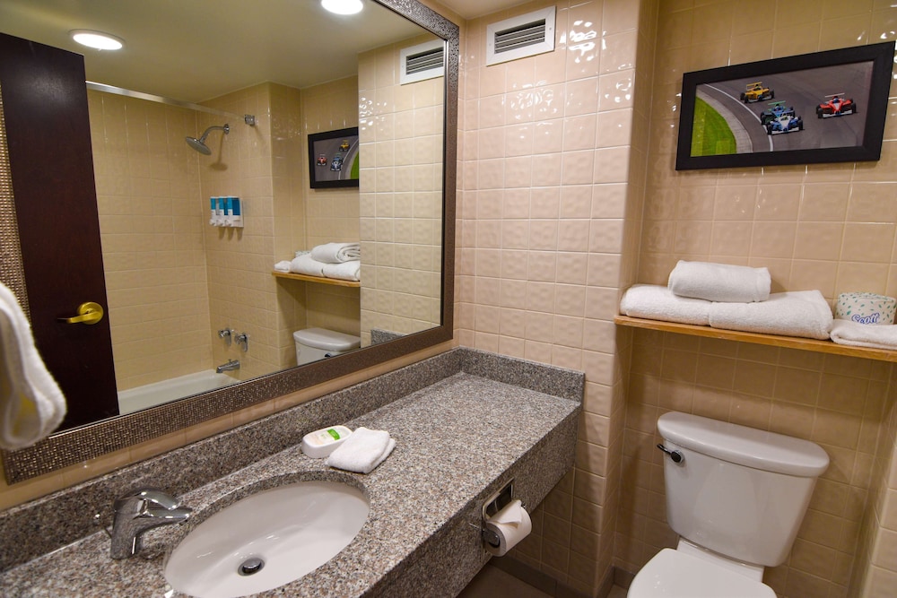 Suite, 2 Queen Beds, Non Smoking, Refrigerator & Microwave (with Sofabed) - Photo 4