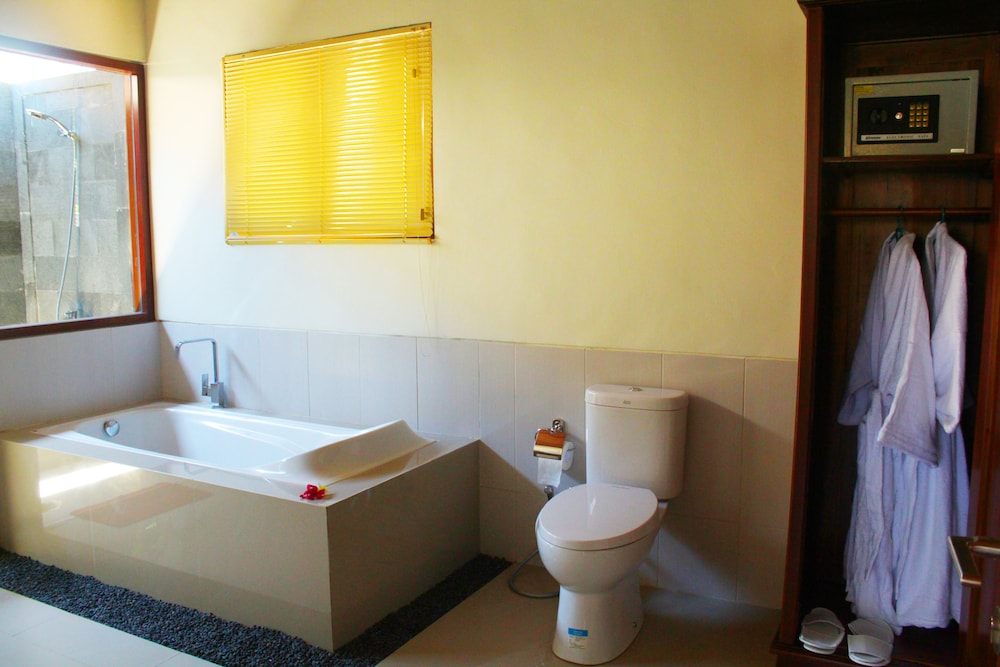 Deluxe Double Room with Bathtub - Photo 3