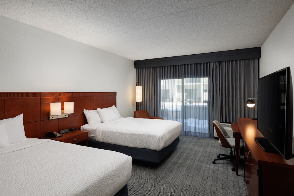 Room, 2 Queen Beds (Mobility/Hearing Access, Transf Shwr) photo 1