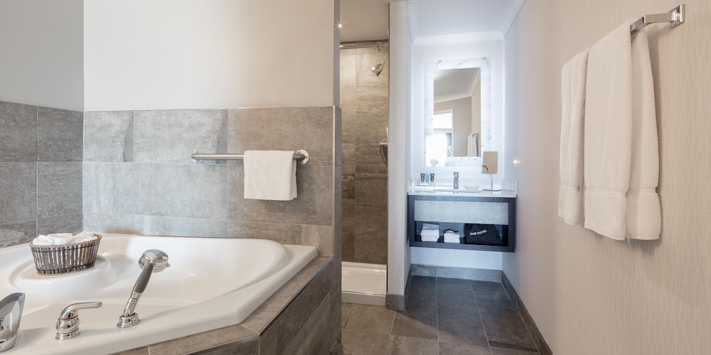 Junior Suite, 1 King Bed, Jetted Tub - Photo 2