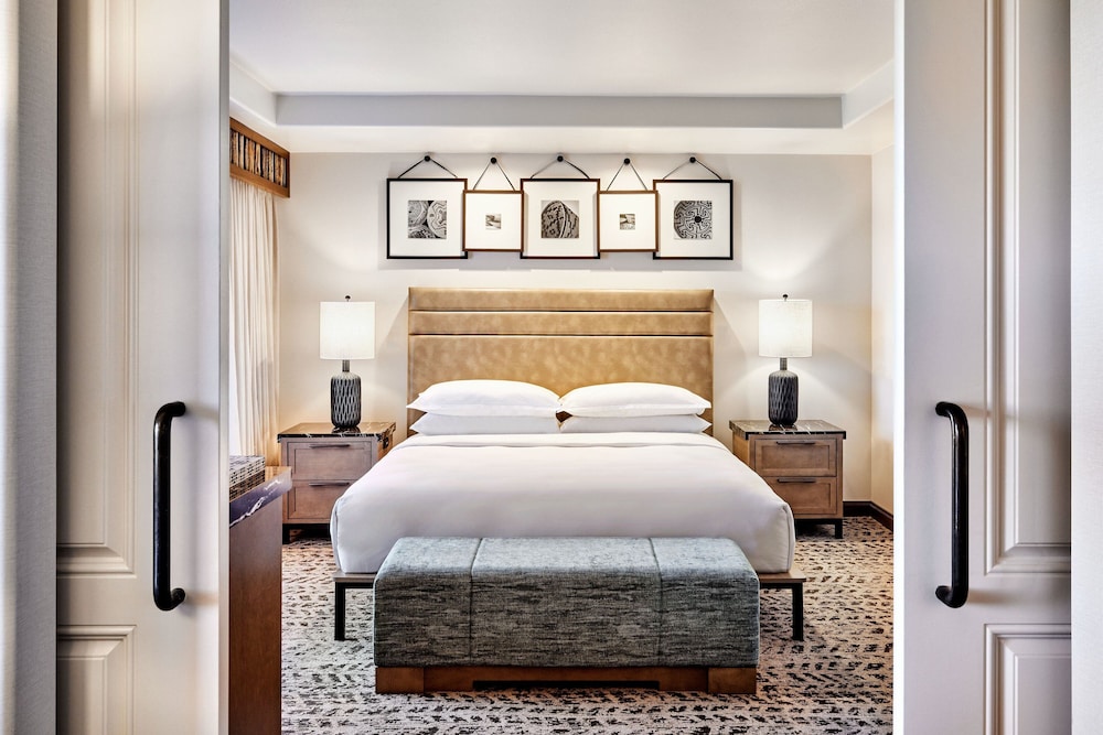 Presidential Suite, 1 King Bed with Sofa bed photo 3