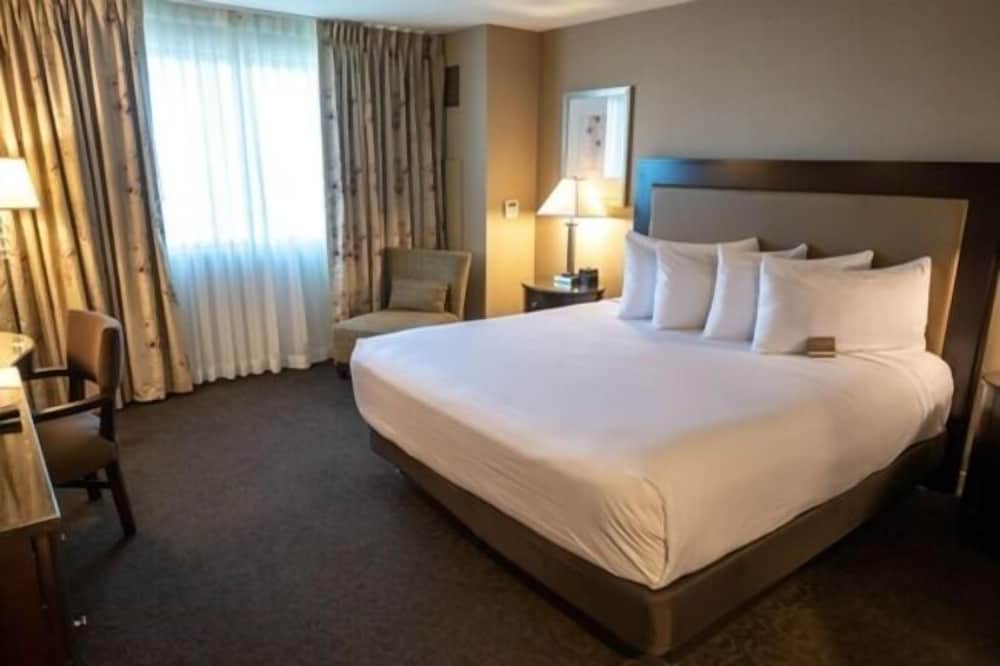 Deluxe Room, 1 King Bed, Smoking - Photo 5