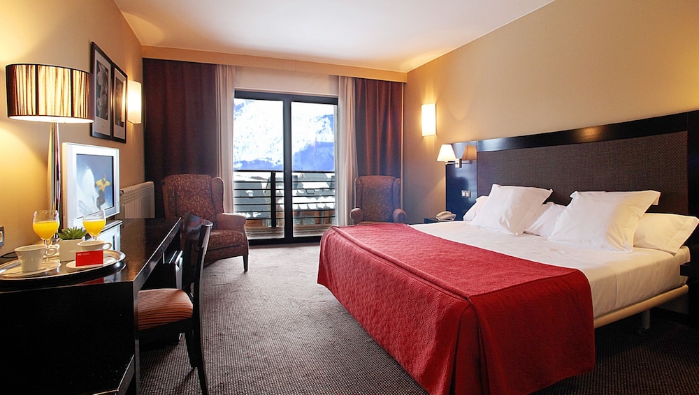 Double Room (2 Adults + 1 Child) - Photo 2