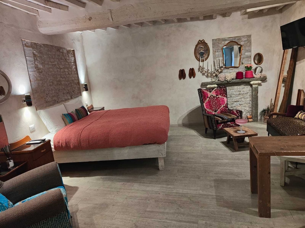 Deluxe Triple Room, 1 Bedroom (Pink Room) photo 1
