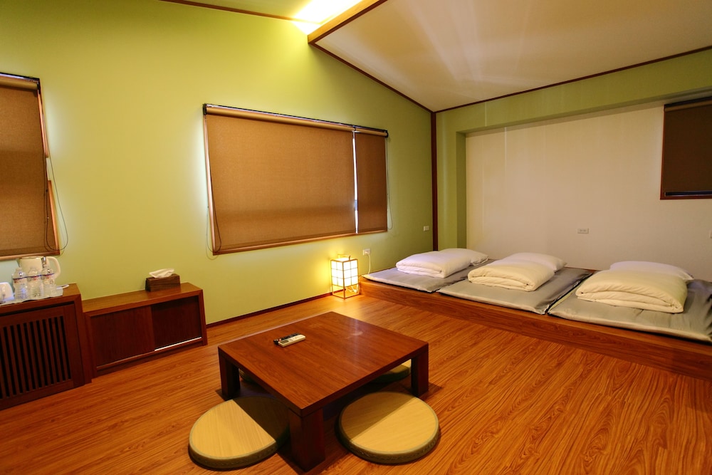 Standard Triple Room, Multiple Beds, Non Smoking (201) photo 1