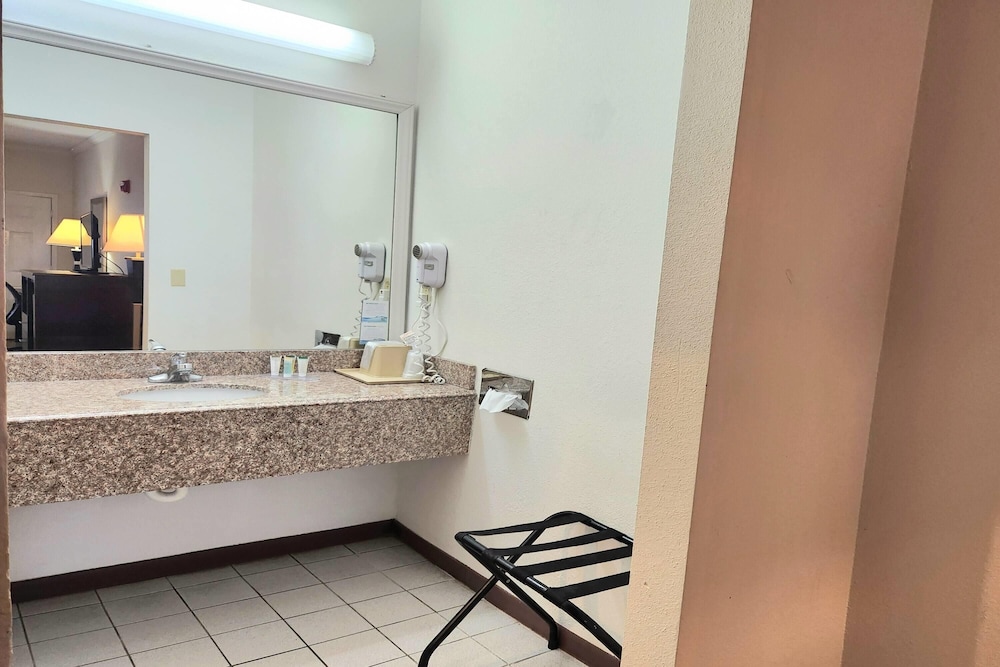 Room, 1 King Bed, Accessible, Non Smoking (Mobility, Bathtub w/grab bars) - Photo 5