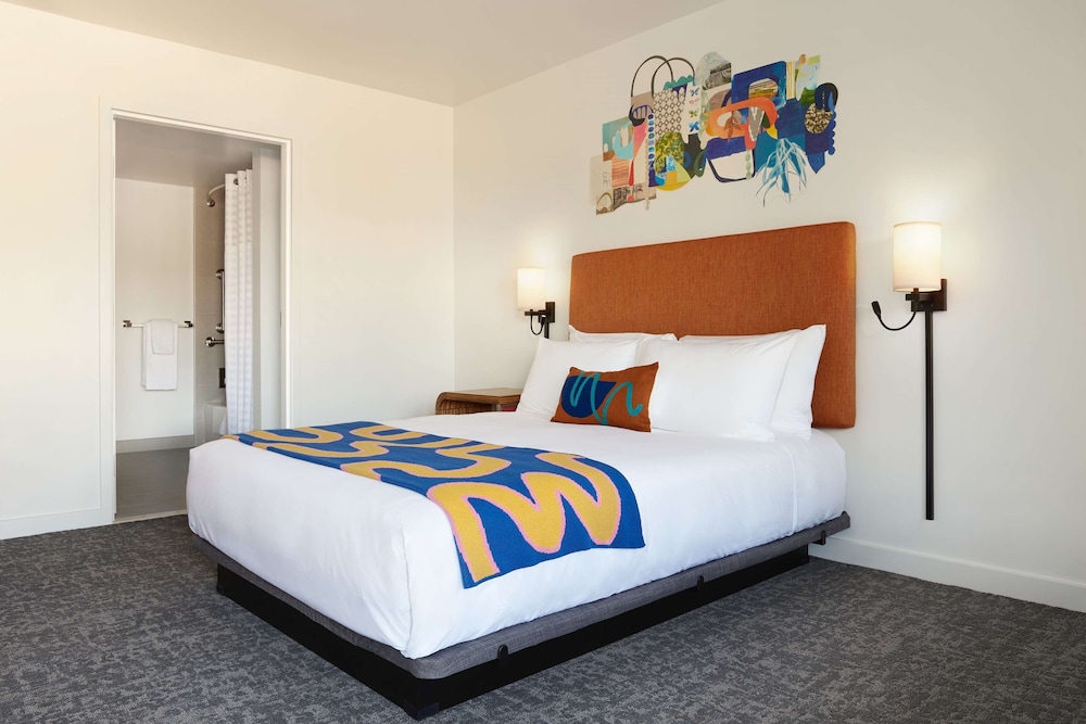 Room, 1 Queen Bed, Accessible (3x3 Shower) photo 1