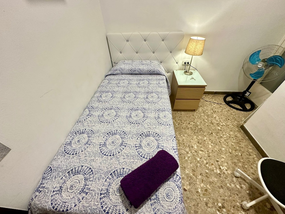 Single Room, Shared Bathroom photo 3