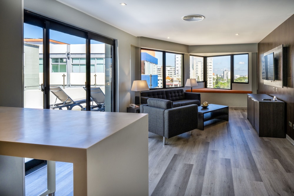 Deluxe Studio Suite, 1 Bedroom, Hot Tub, Partial Ocean View thumbnail 6