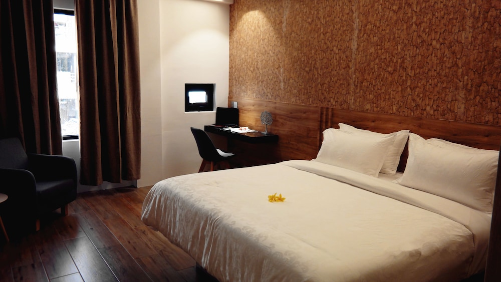 Superior Room, 1 King Bed photo 3
