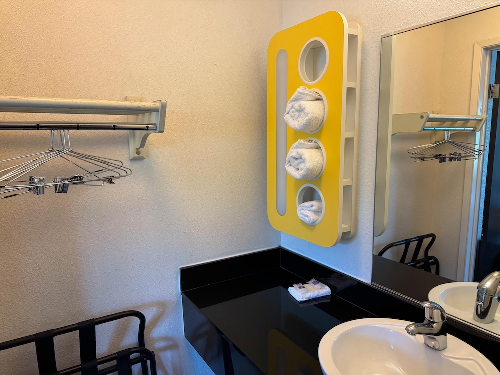 Premium Room, 1 Queen Bed, Non Smoking, Refrigerator photo 3