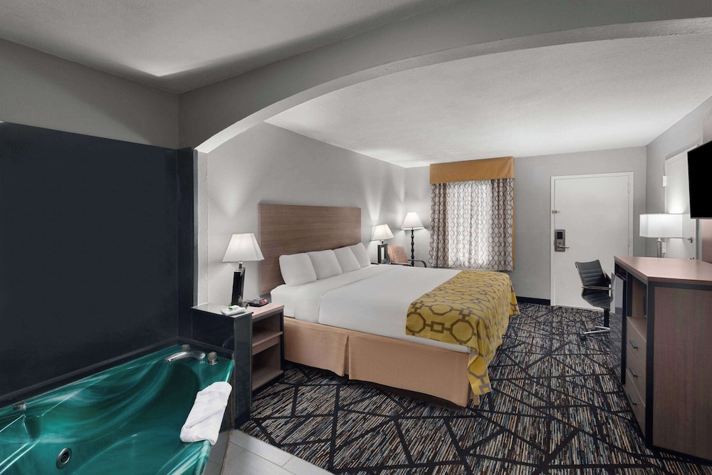 Deluxe Room, 1 King Bed, Non Smoking - Photo 3