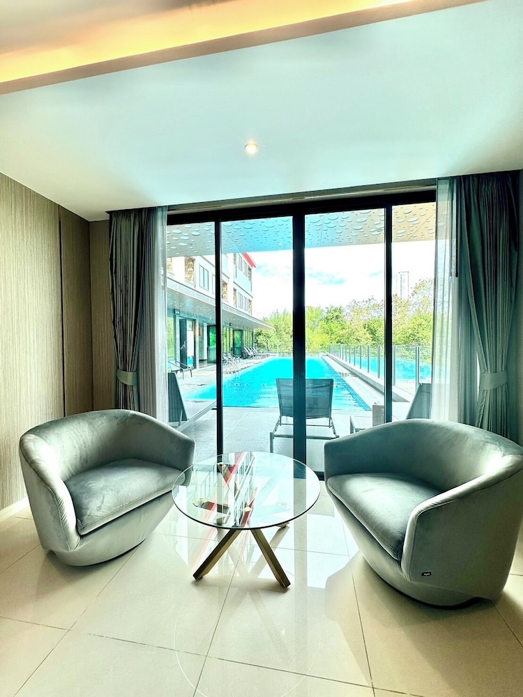 Deluxe Suite with Pool Access - Photo 3