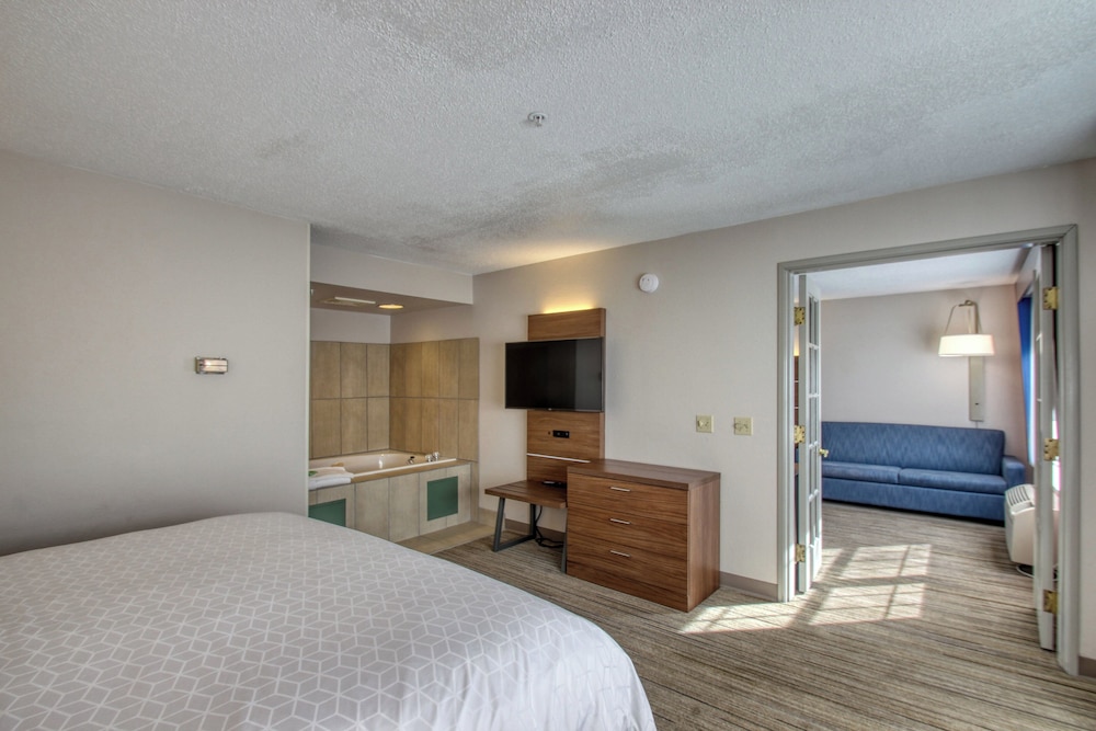 Suite, 2 Bedrooms - Photo 9