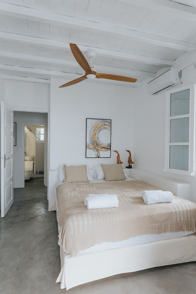 Deluxe Beach Front Villa, With Pool