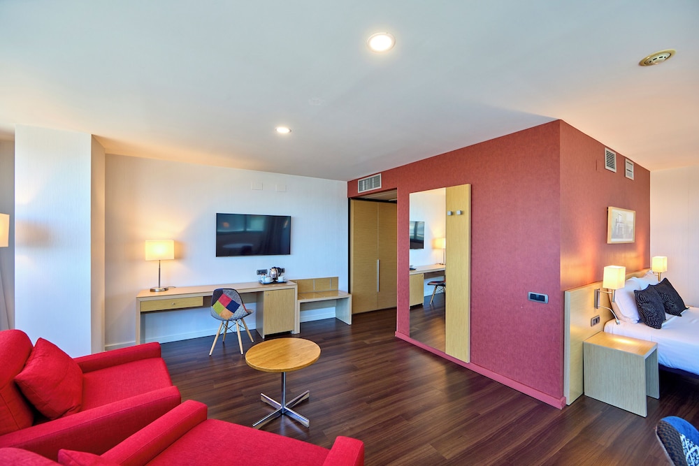 Executive Room, 1 King Bed, City View (Deluxe) photo 3
