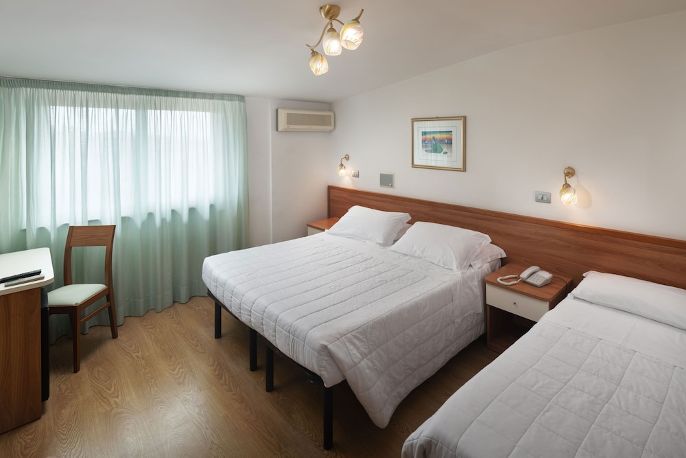 Standard Quadruple Room, Balcony, Sea View photo 3