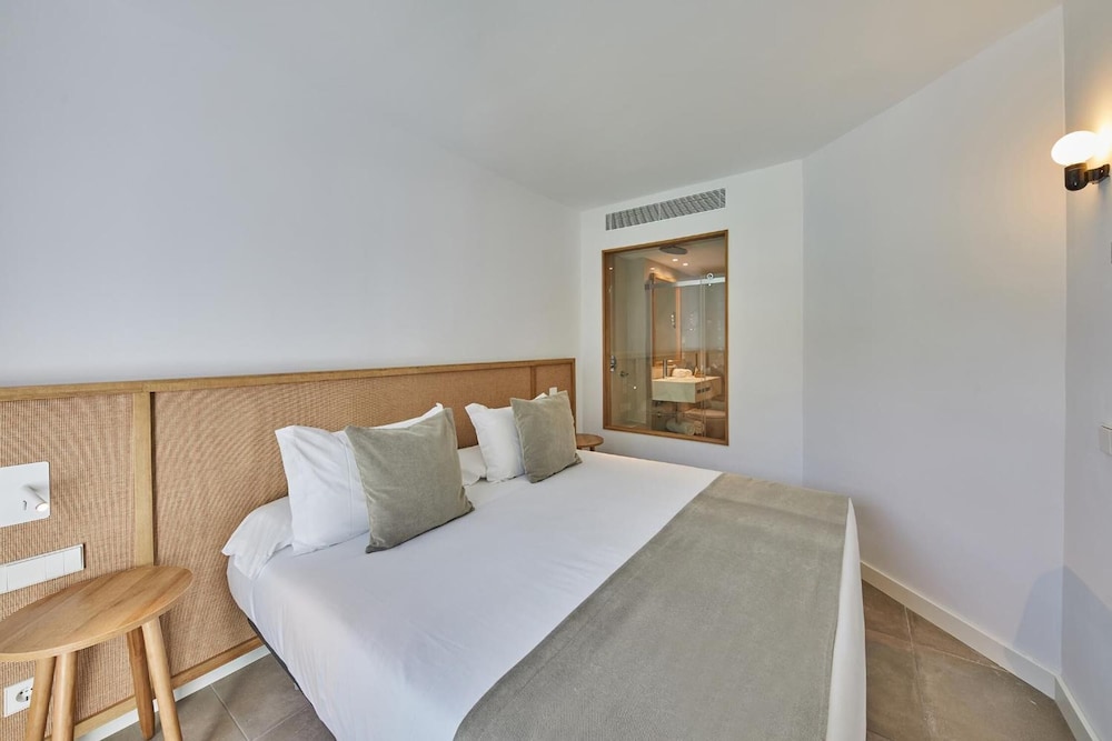 Deluxe Double Room Deluxe Double Room