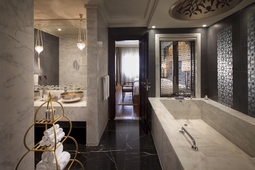 Two-Bedroom Suite with Club Lounge access & benefits, afternoon tea, access to luxury spa facilities thumbnail 5