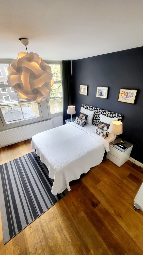 Deluxe Double Room, 1 King Bed, Canal View