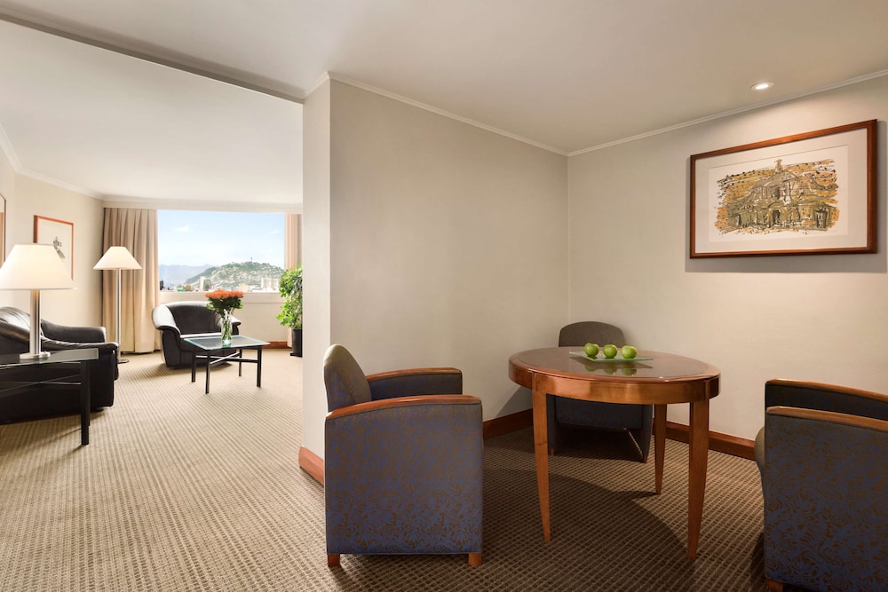 1 King Bed Suite, Executive Lounge Access