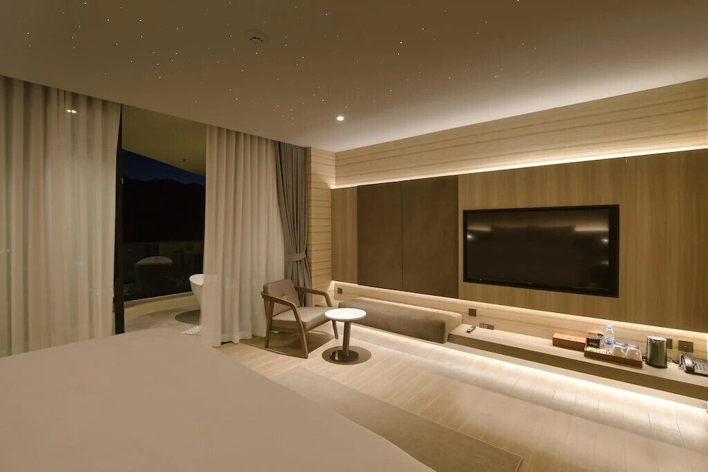 Deluxe Double Room, Balcony, Pool View photo 3