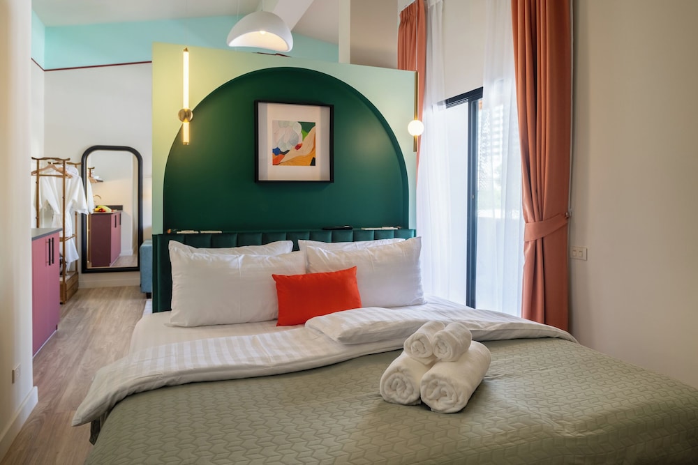 Design Studio Suite, 1 Bedroom, Bathtub, City View photo 2
