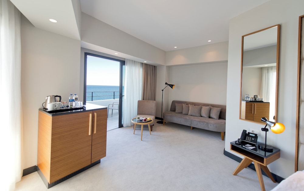 Suite, 1 King Bed, Non Smoking, Sea View