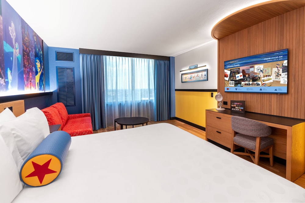 Premium View - Club Level - King Bed and pull out sofa - Photo 1