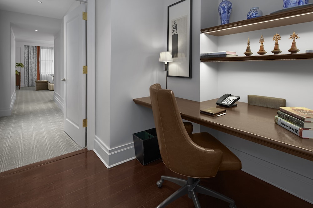 Suite, 1 Bedroom (Dining Area)