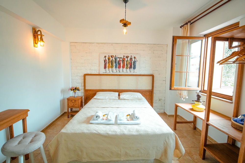 Standard Triple Room, City View photo 3