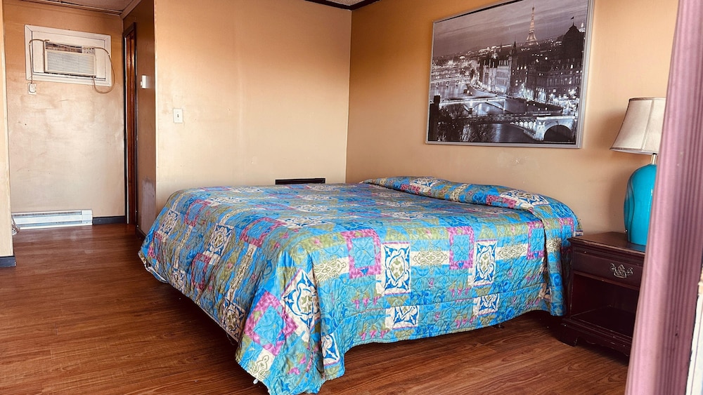 Room, 1 King Bed, Non Smoking - Photo 4