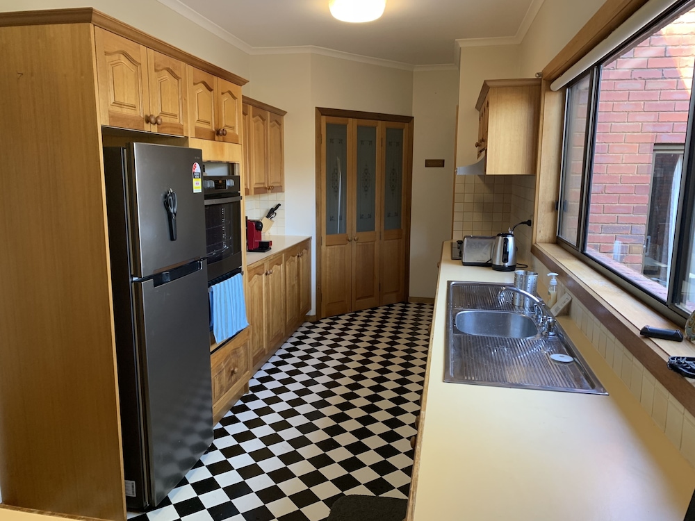House, 3 Bedrooms, 2 Bathrooms photo 3