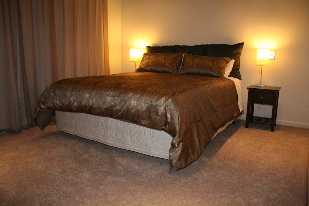 Studio, 1 King Bed, Accessible photo 1