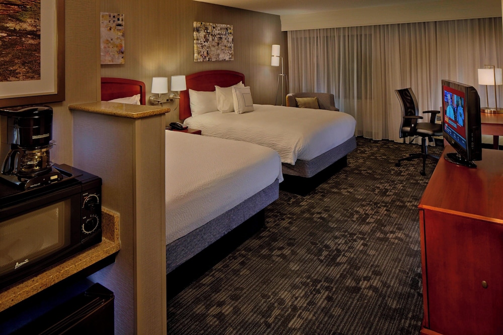 Room, 2 Queen Beds (Mobility/Hearing Accessible, Tub) - Photo 3