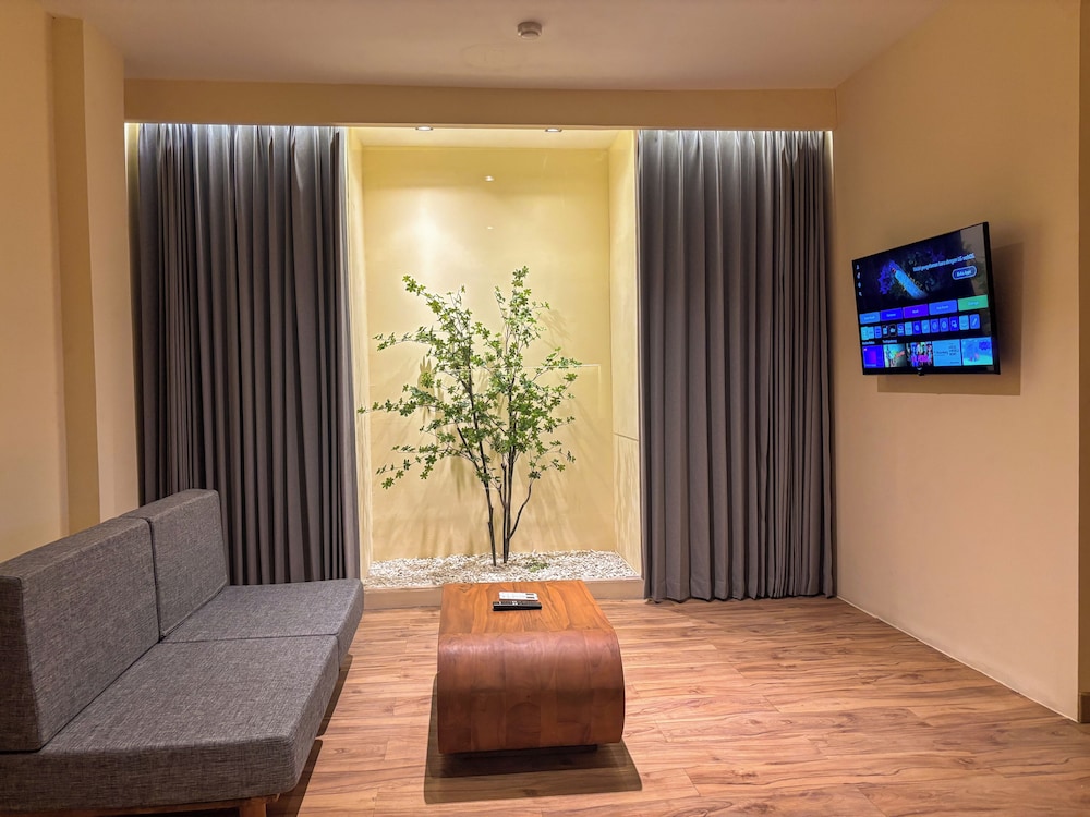 Suite, 1 Bedroom - Photo 10