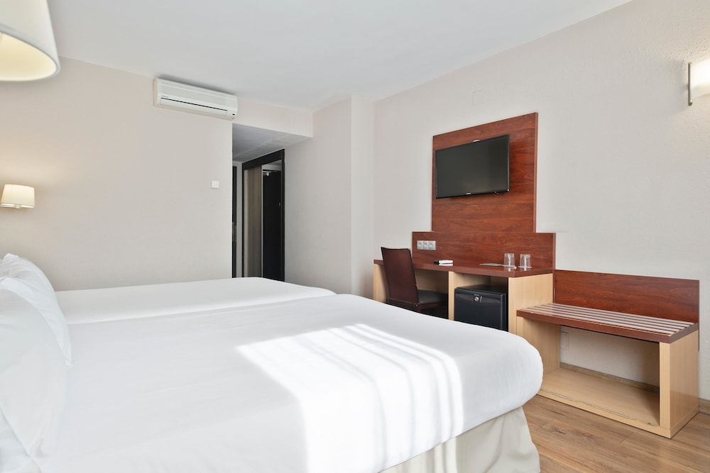 Triple Room (2 adults and 1 child, interior) photo 2