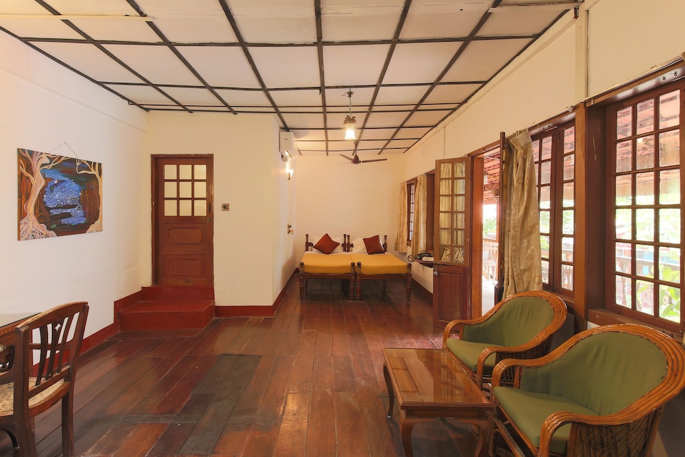Wood Mansion - Photo 2