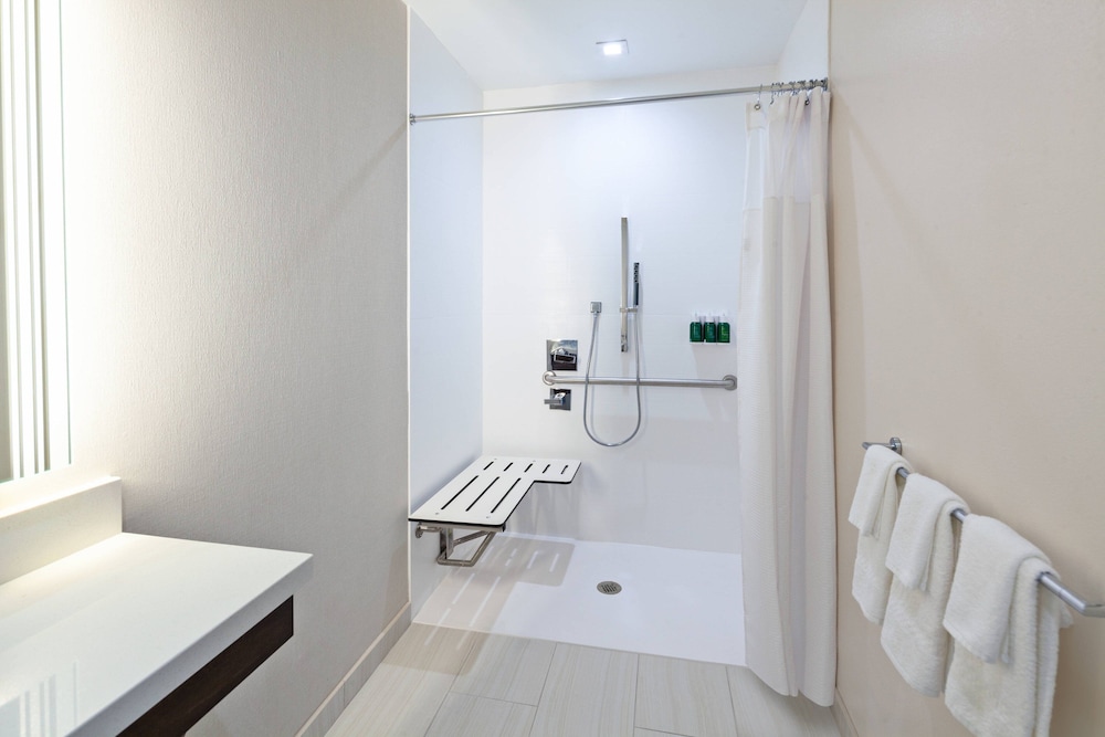 Suite, 2 Queen Beds (Mobility/Hearing Access, Roll-In Shwr) - Photo 5