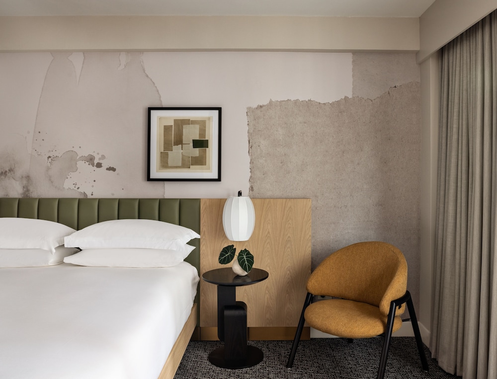 Room, 1 King Bed (Essential)