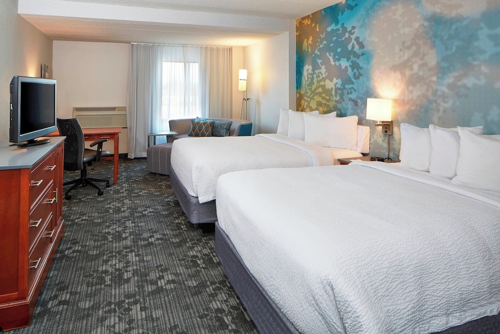 Room, 2 Queen Beds (Mobility/Hearing Access, Roll-in Shwr) - Photo 2