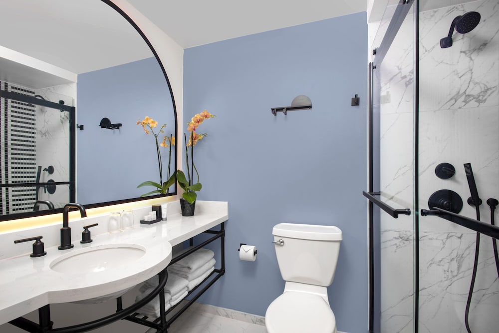 Junior Suite, 1 King Bed (Luxury) - Photo 3