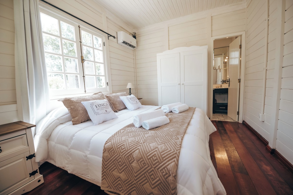 Family Cabin, 1 Bedroom photo 2