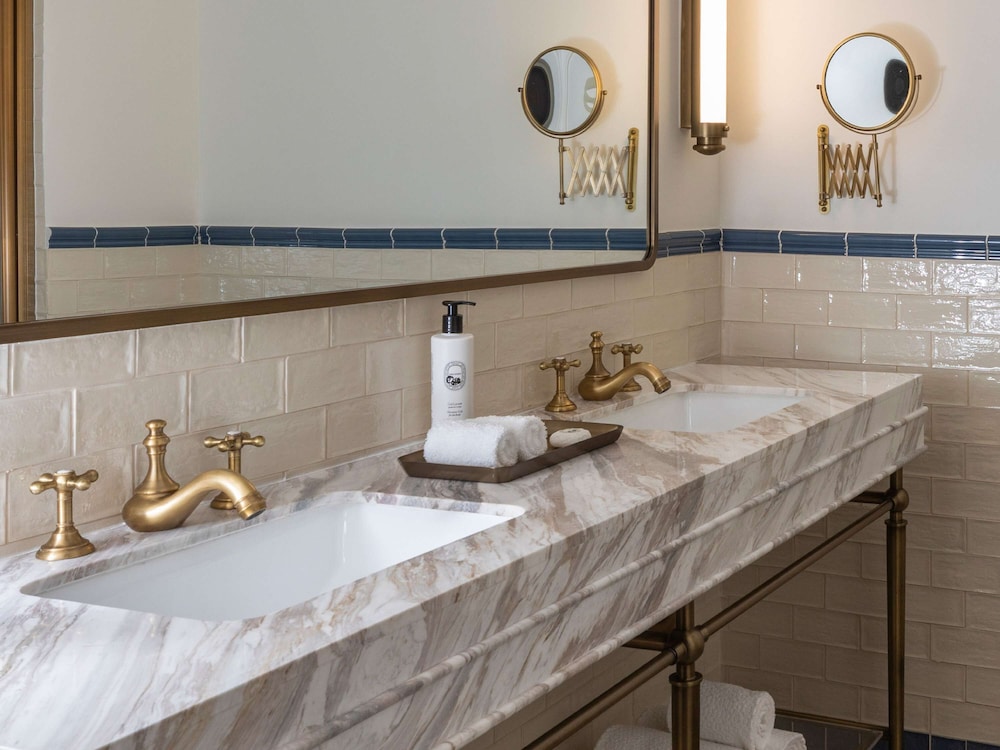 King Junior Suite with Historic View thumbnail 6