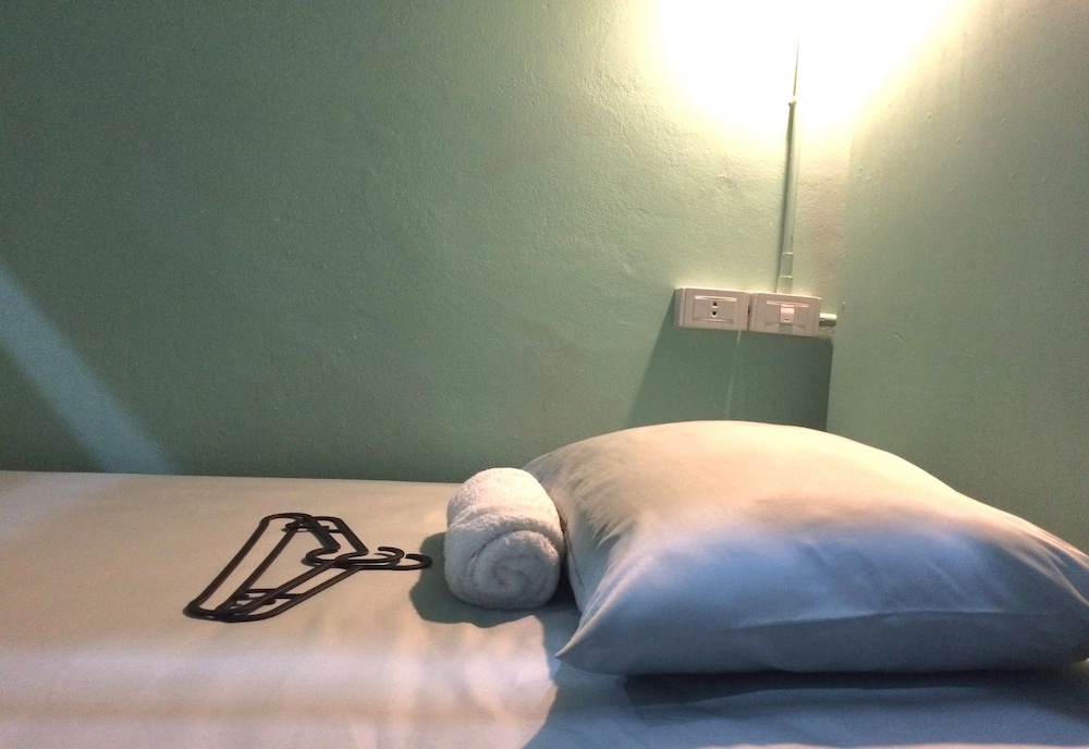 10-Bed Female Dormitory with Shared Bathroom photo 3