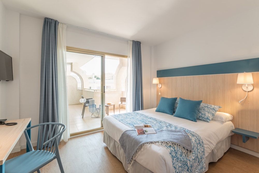 Family Triple Room, Balcony, City View photo 2