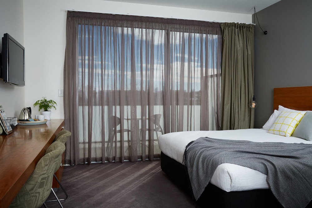 Deluxe King Room with Balcony - Photo 4