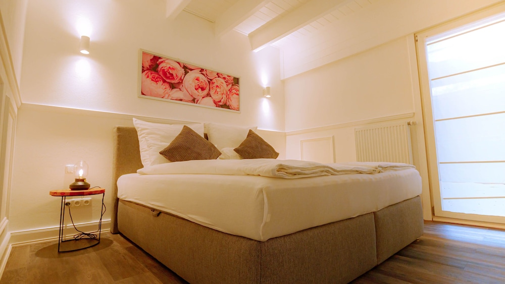 Suite (White) photo 2